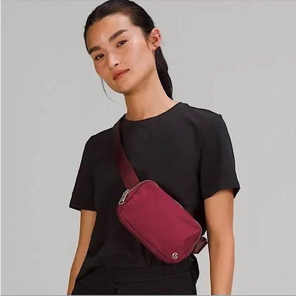 NWOT lululemon everywhere belt bag in cassis (burgundy)